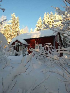 Britta Svenssons stuga, numera Örjan och Raijas låg inbäddad i snö.