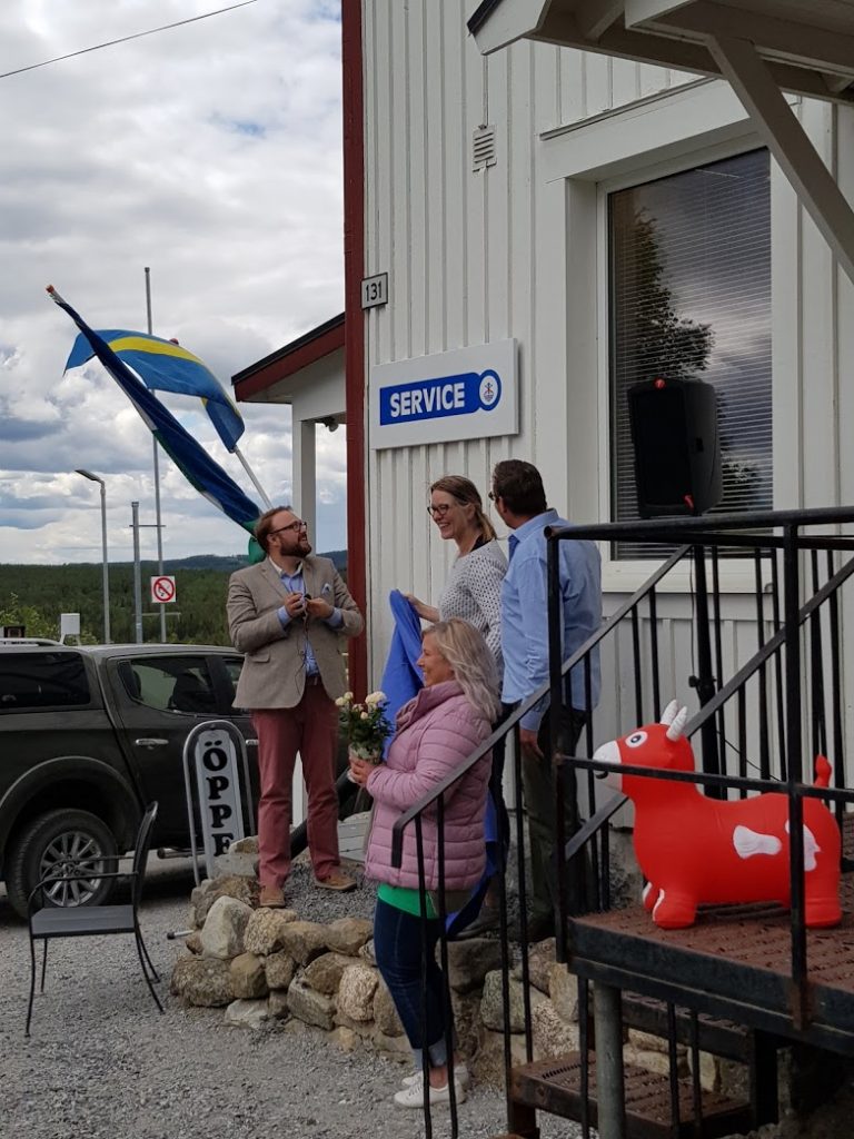 Kommunalrådet Jonas Andersson och Anna-Märta Johansson från Näringsliv & Utvecklingsenheten, tillsammans med Sandra och Edward van Munster.