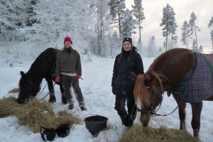 Anna och Amanda bjöd barnen på ridtur.