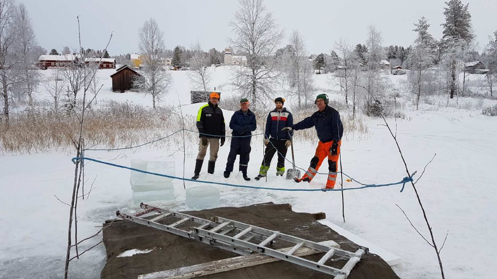 Efter arbetet med att ordna en isvak till måndagens bad syns Edward van Munster, Tage Torgersson, Johan Blixt och Lars Blixt. Foto Mikael Eklund